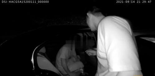 男子吃瓜围观民警办案,一场意外引发的围观热潮